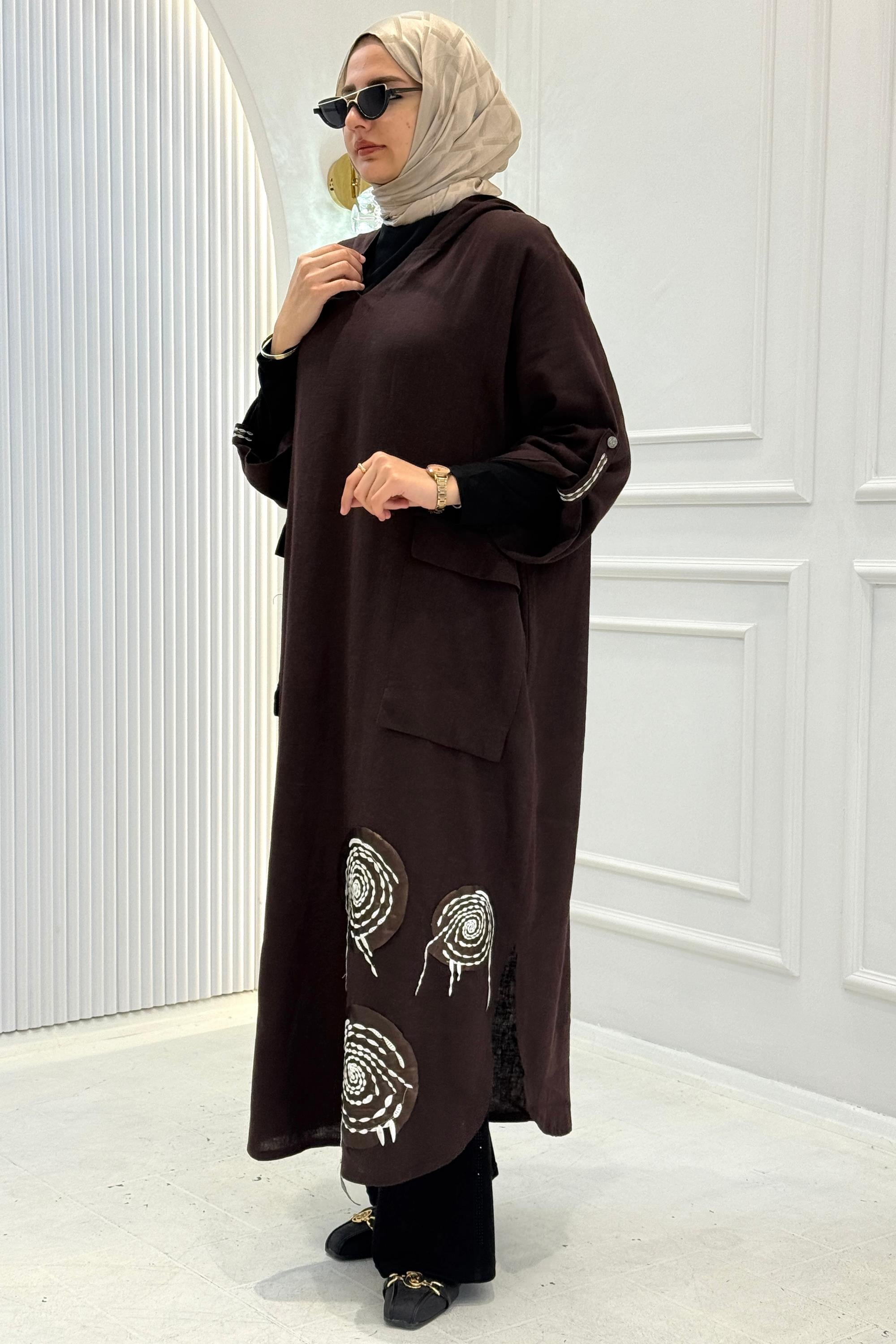 Büyük Beden Kapüşonlu Cep Detaylı Desenli Tesettür Elbise Koyu Kahve OTW4003