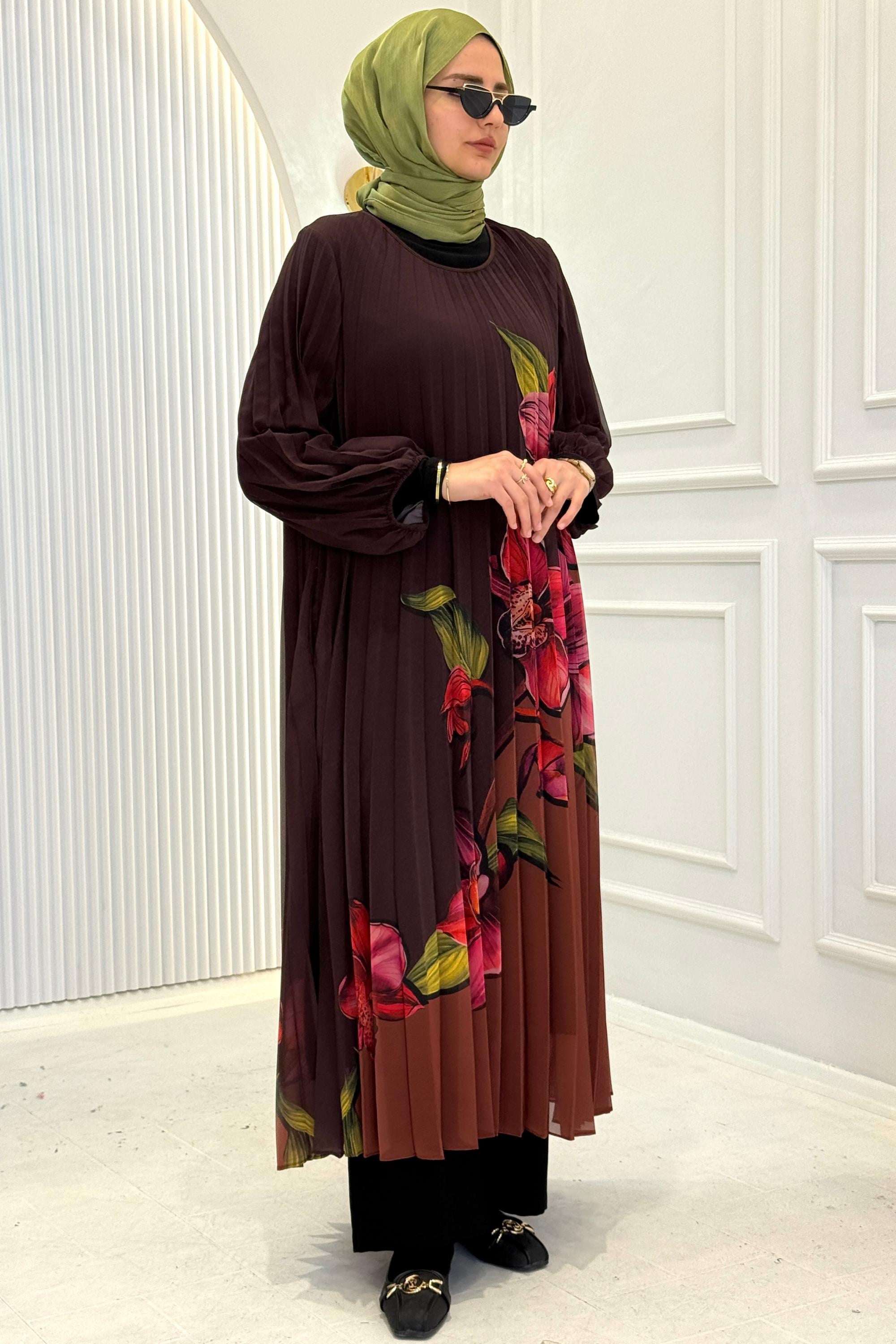 Çiçek Desenli Piliseli Büyük Beden Tesettür Elbise Kahve OTW6028