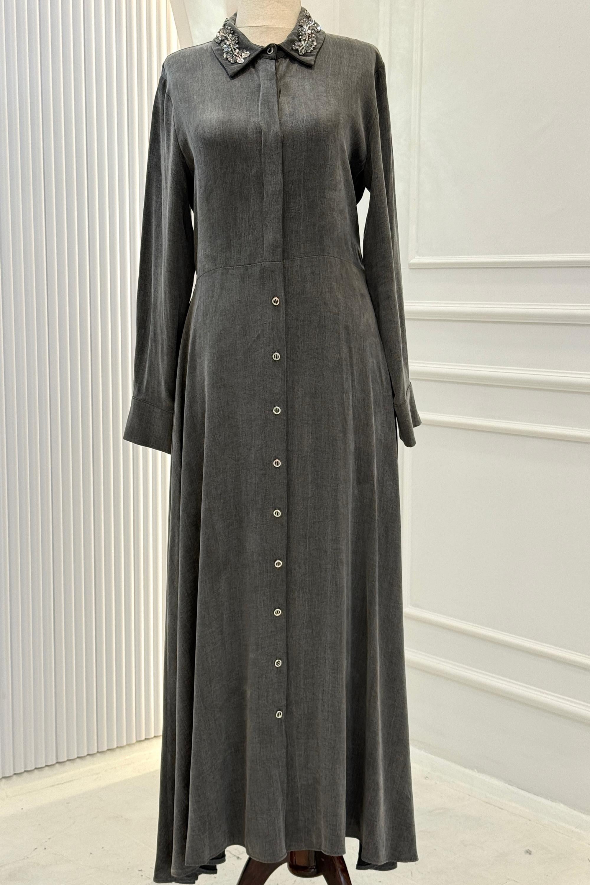 Orhan Store İpek Qupra Taşlı Yaka Detaylı Uzun Elbise Gri OTW1785