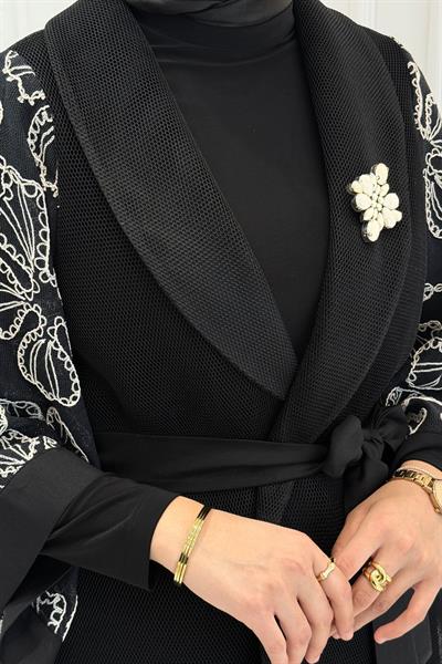 Şal Yaka Kuşaklı Yelekli Tesettür Üçlü Takım Siyah-Beyaz OTW46808