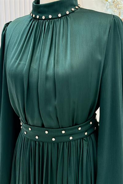 Taş Yakalı Kemer Detaylı Piliseli Tesettür Abiye Elbise Zümrüt OTW4591