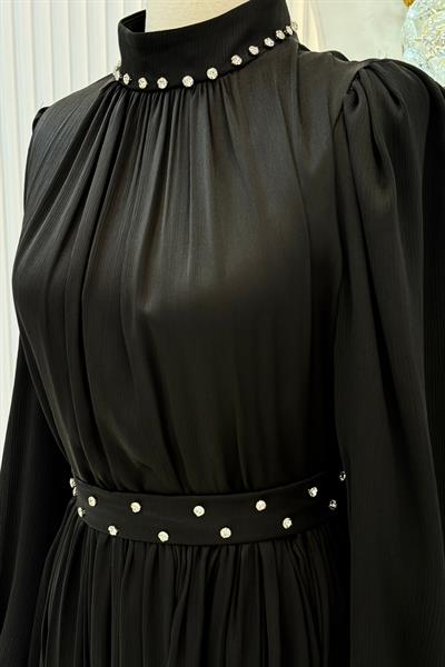 Taş Yakalı Kemer Detaylı Piliseli Tesettür Abiye Elbise Siyah OTW4591