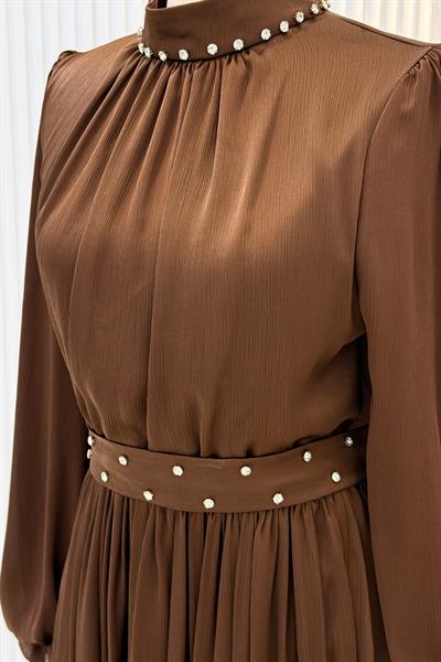 Taş Yakalı Kemer Detaylı Piliseli Tesettür Abiye Elbise Kahve OTW4591