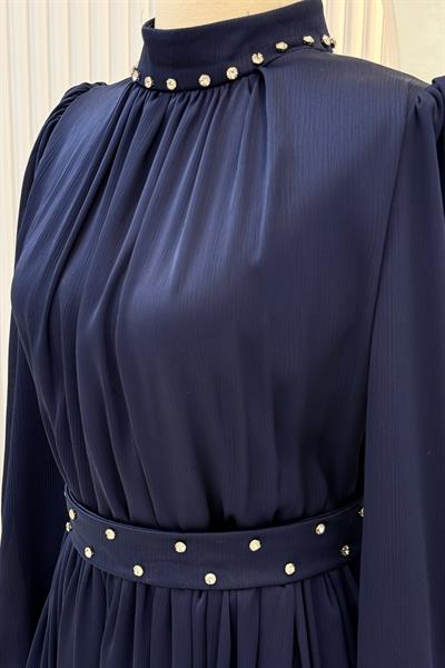 Taş Yakalı Kemer Detaylı Piliseli Tesettür Abiye Elbise Lacivert OTW4591