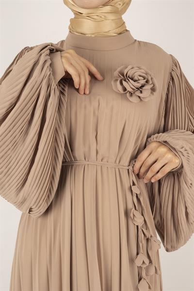 TASARIM BÜYÜK BEDEN  PİLİSELİ ŞİFON ELBİSE Vizon OTW44136