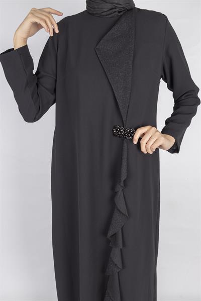 Volan Detaylı Broşlu Tesettür Elbise Siyah OTW907