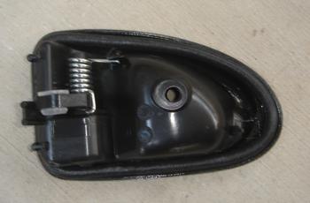 RENAULT MASTER- 2- 04/10; ÖN KAPI İÇ AÇMA KOLU SAĞ SİYAH (PÜTÜRLÜ) (PLEKSAN)