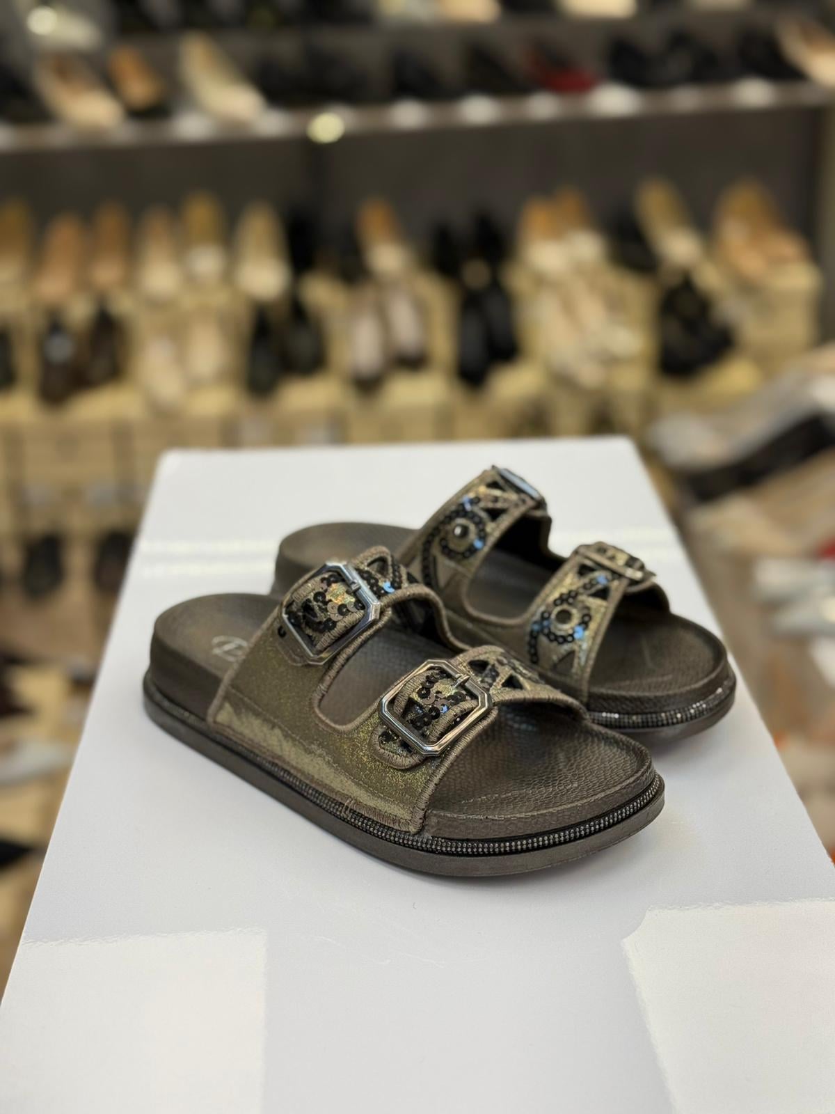 Çift Tokalı Terlik