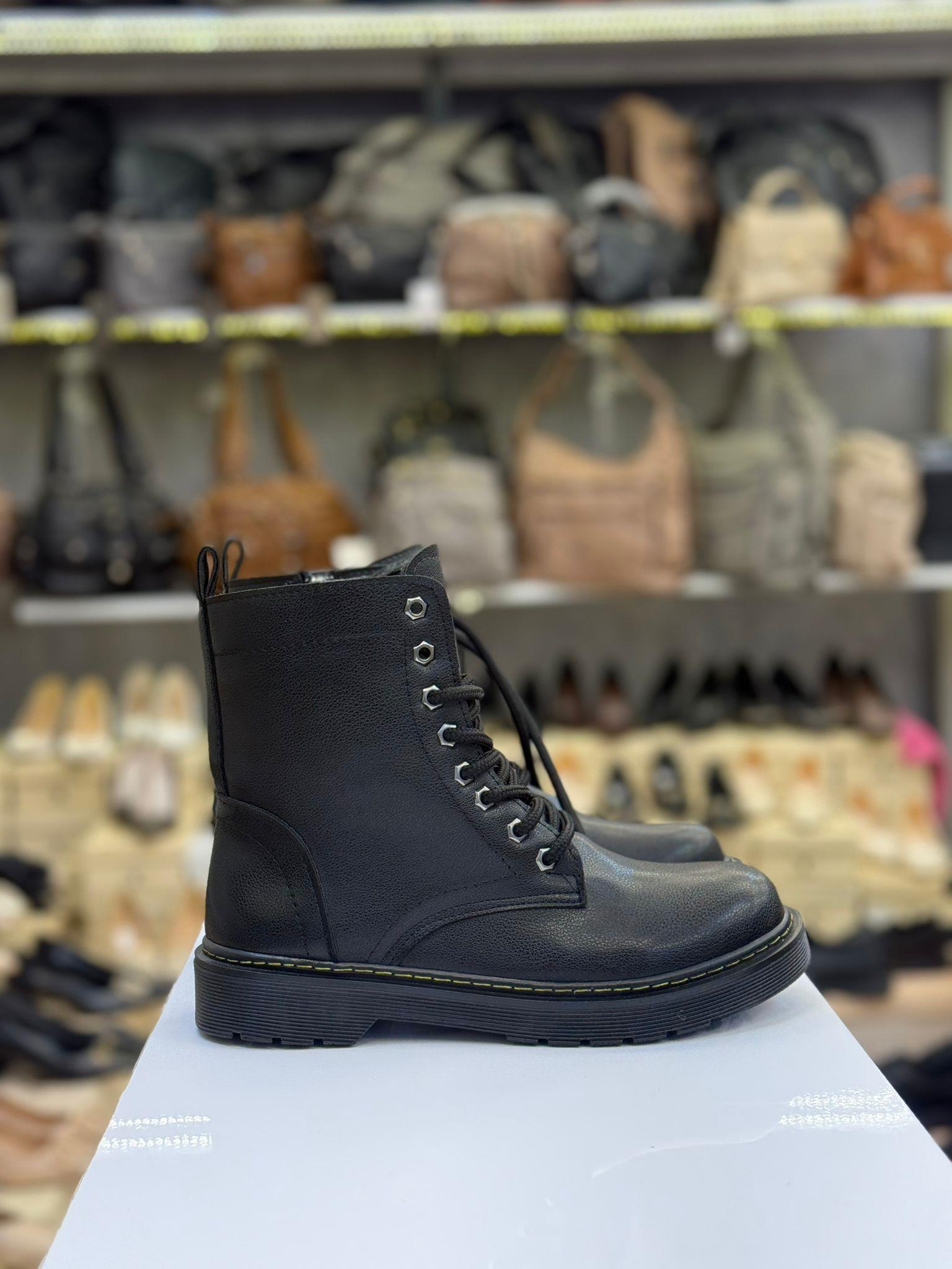 Düz Model Fermuarlı Postal Siyah