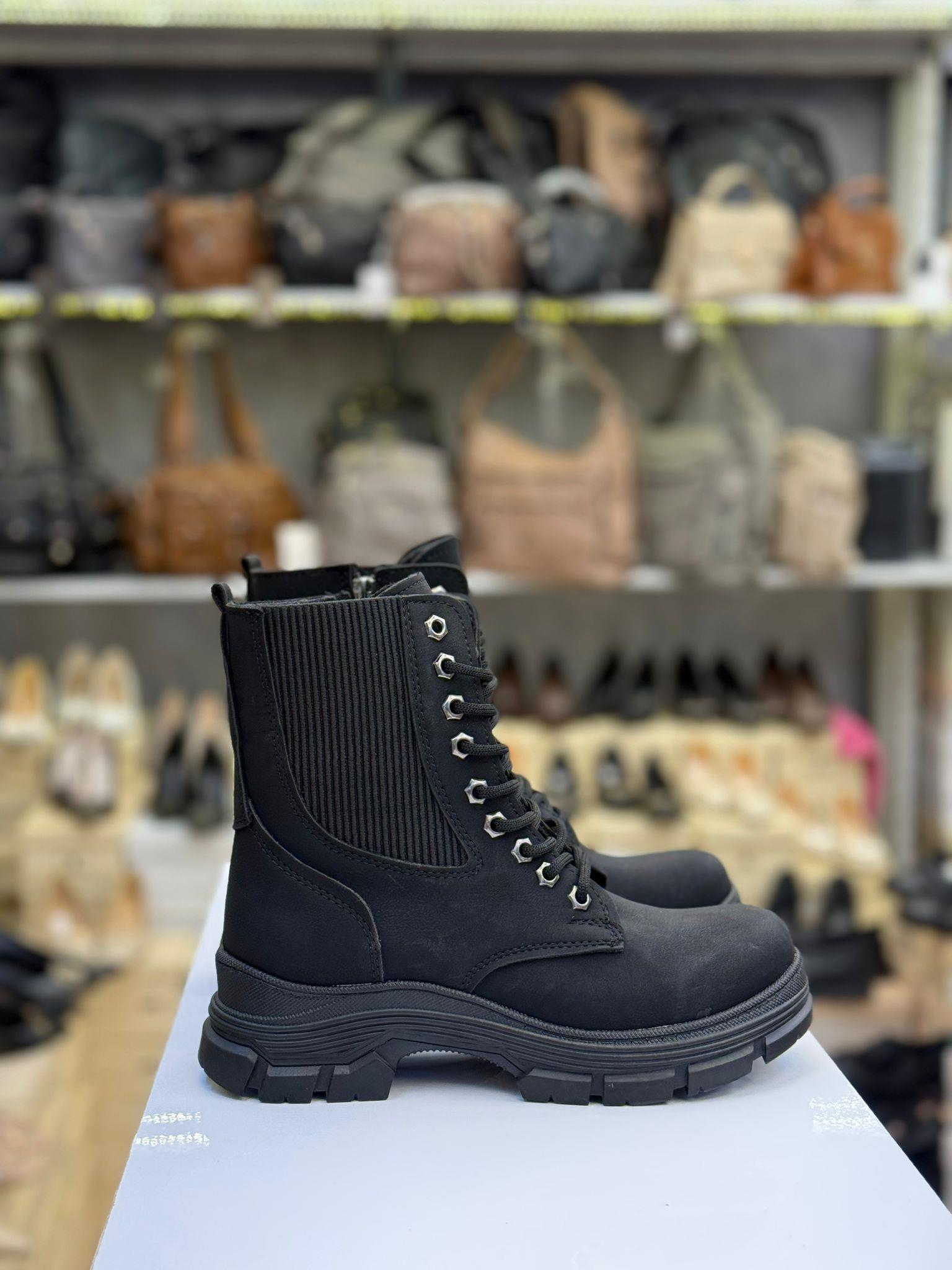 Lastik Detaylı Siyah Postal