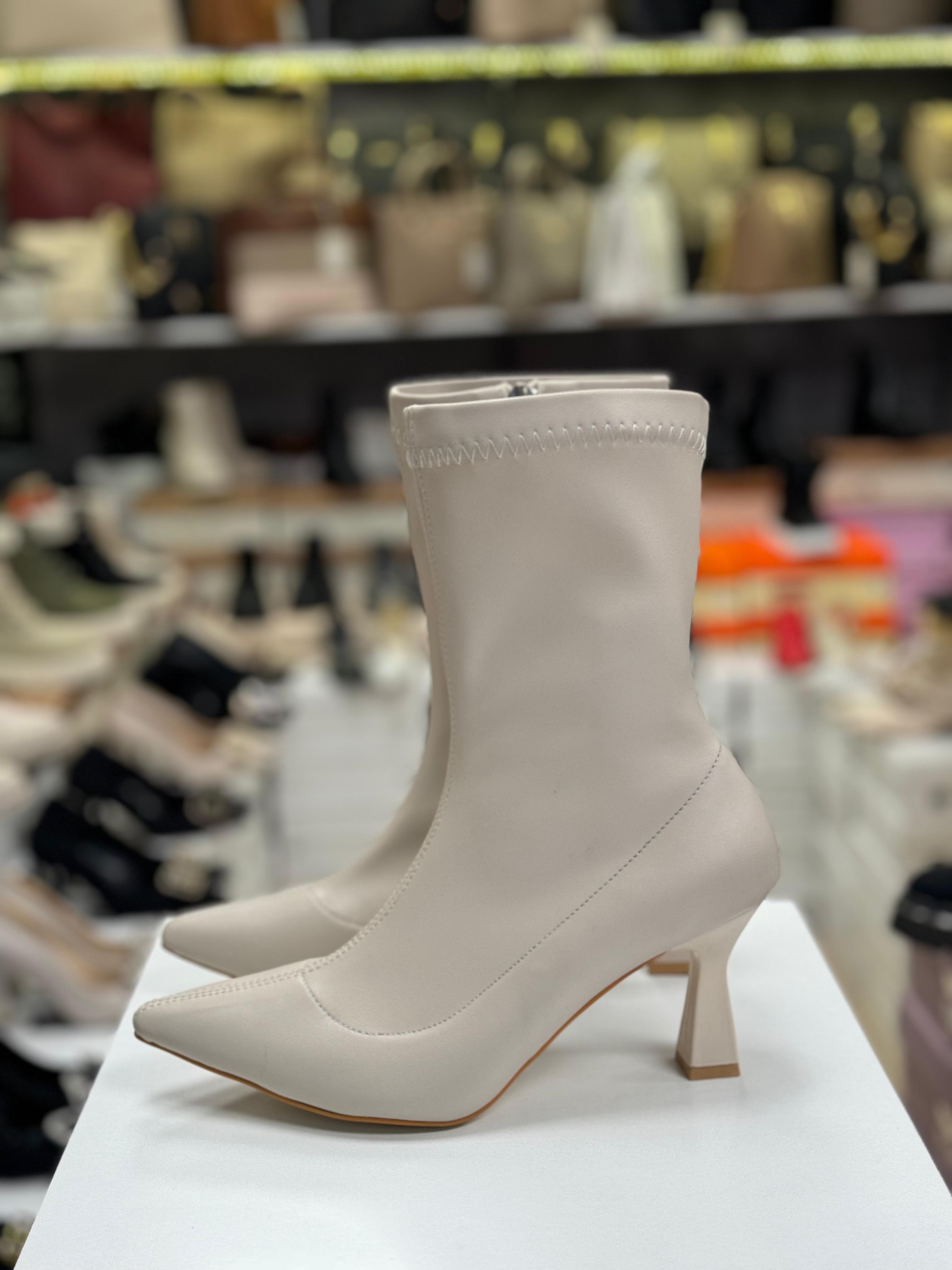 Sivri Burun Ten Rengi Streç Kadın Bot