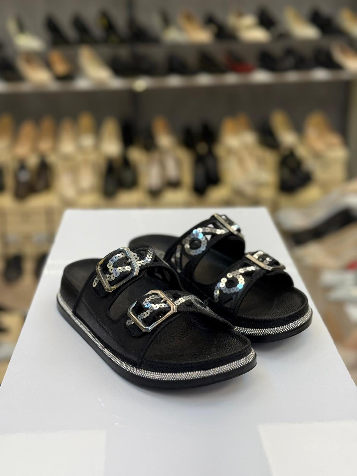 Siyah Çift Tokalı Terlik