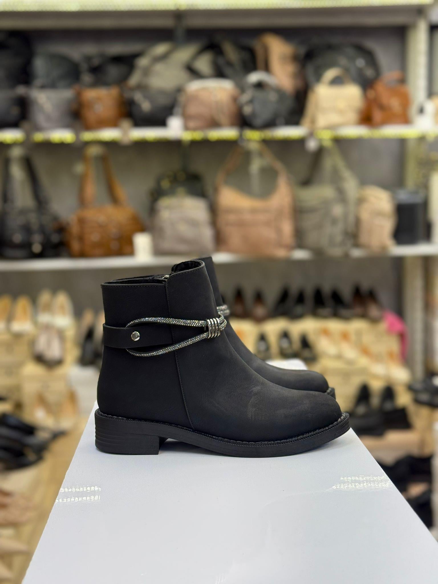 Taş Detaylı Düz Taban Bot