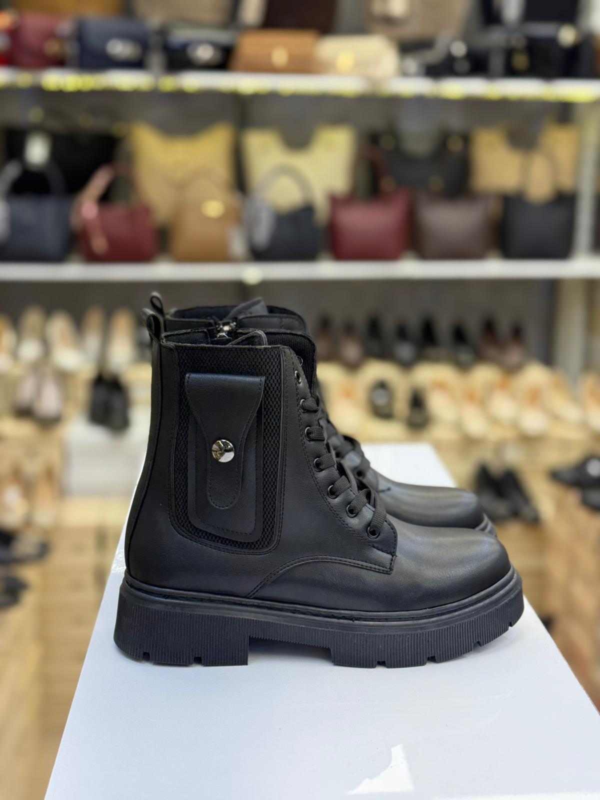 Yan Aksesuar Detaylı Siyah Postal Bot