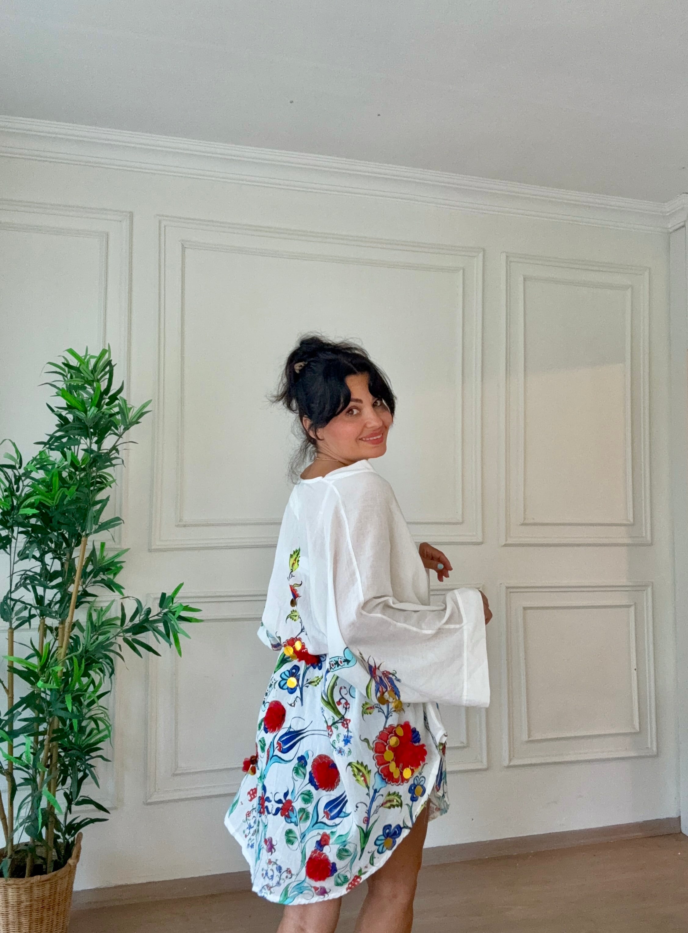 Çiçek Desenli Tülbent Kumaş Kısa Kimono Beyaz