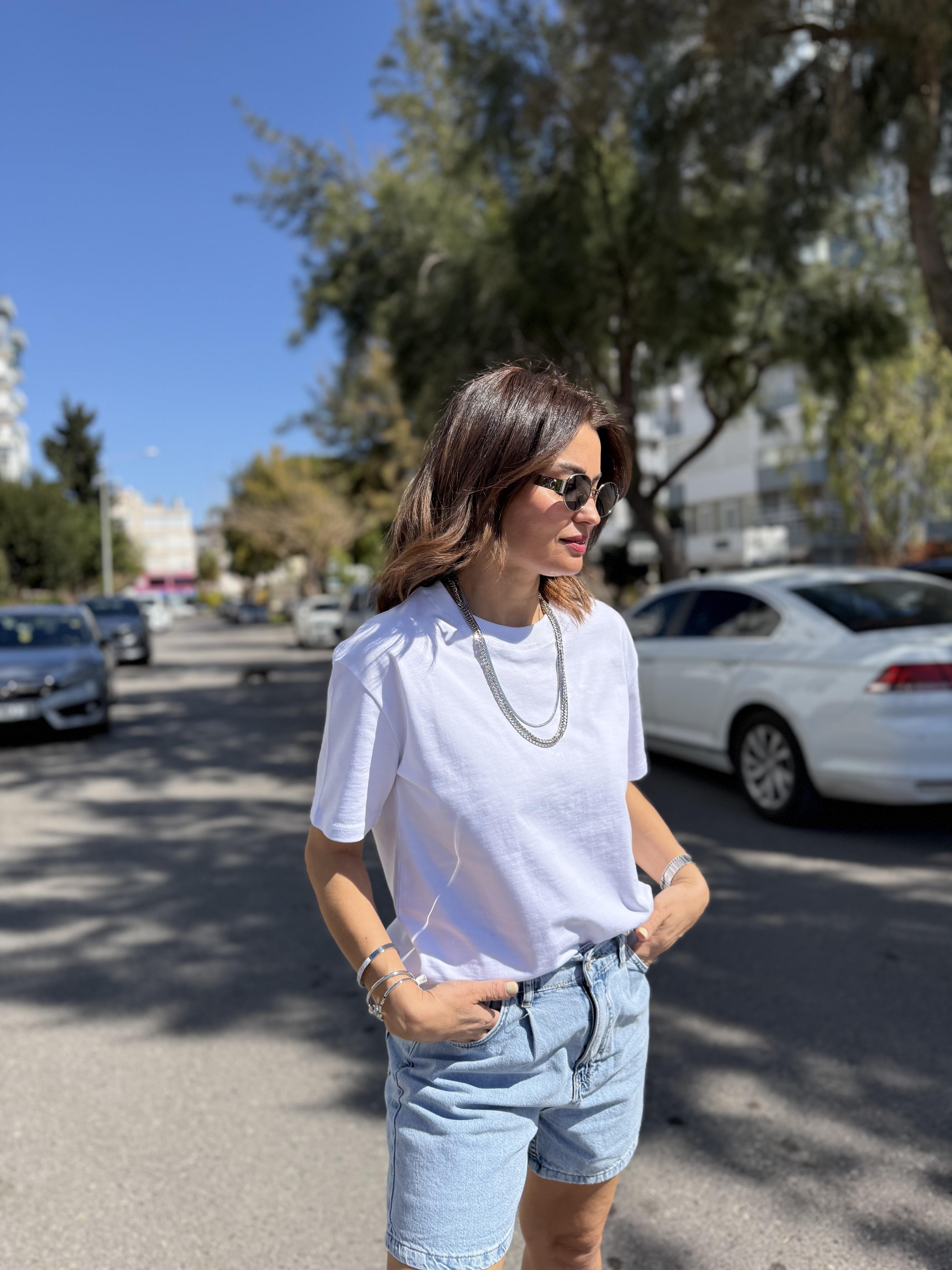 Dekoratif Dikişli Bisiklet Yaka Tişört Beyaz