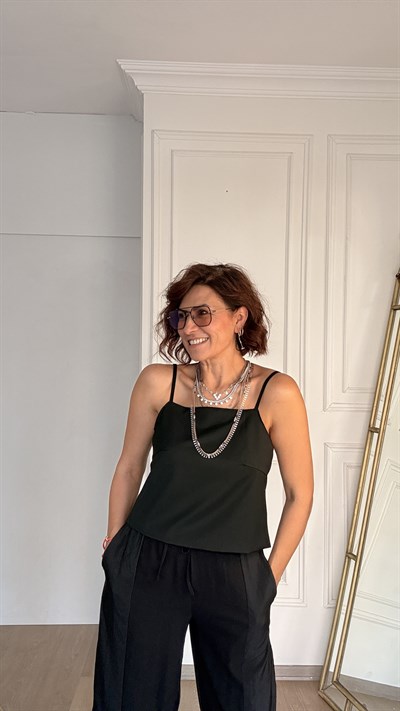 Sırtı Düğmeli Crop-Bluz Siyah