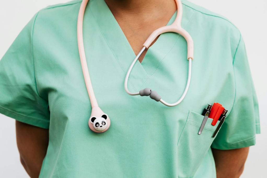 Scrubs Nasıl Yıkanır? Forma Ömrünü İki Katına Çıkaran Bakım Tüyoları