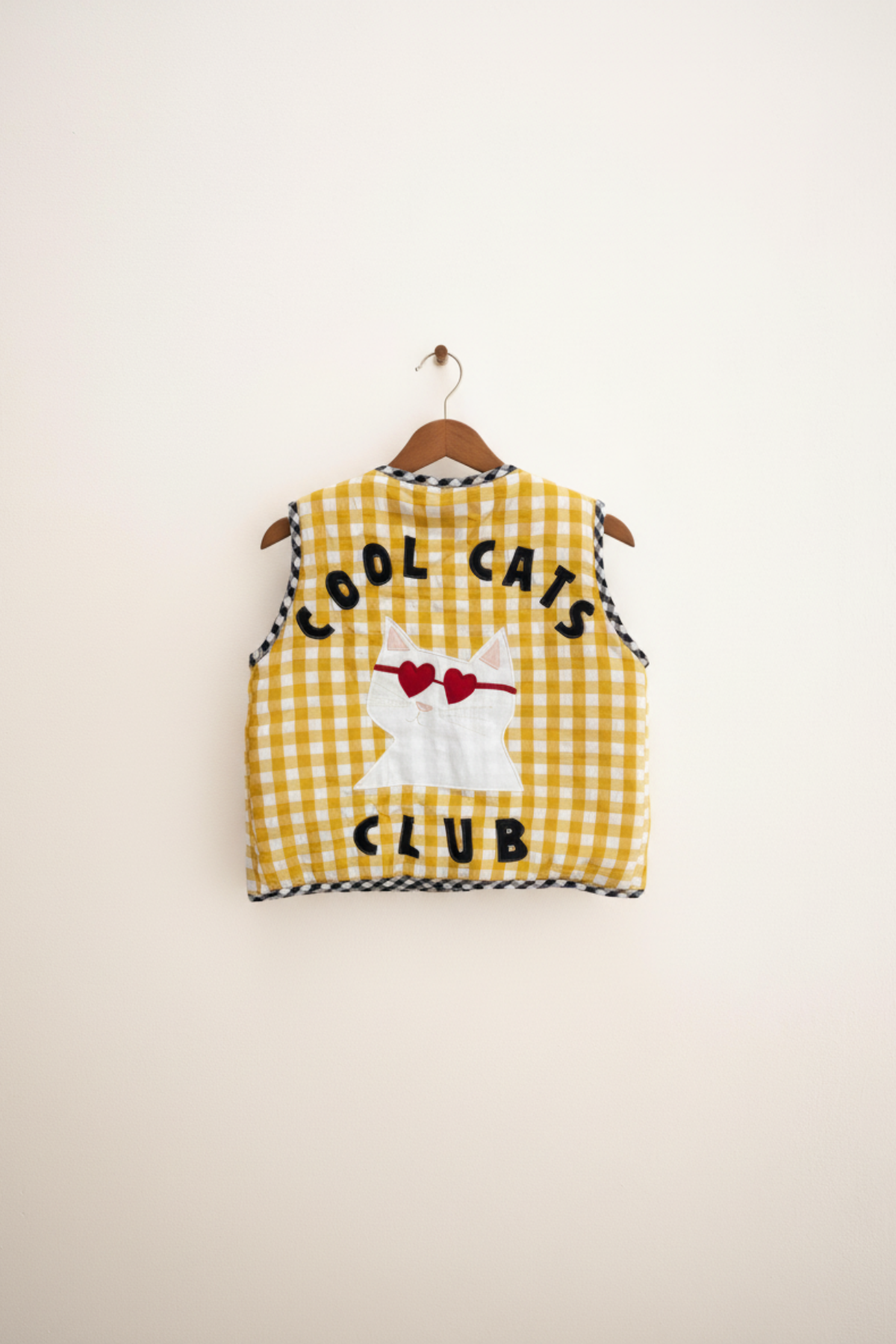 Unisex Çocuk Pamuklu Sarı Ekose Cool Cats Club Yelek - Kalpli Gözlüklü Kedi Aplikeli
