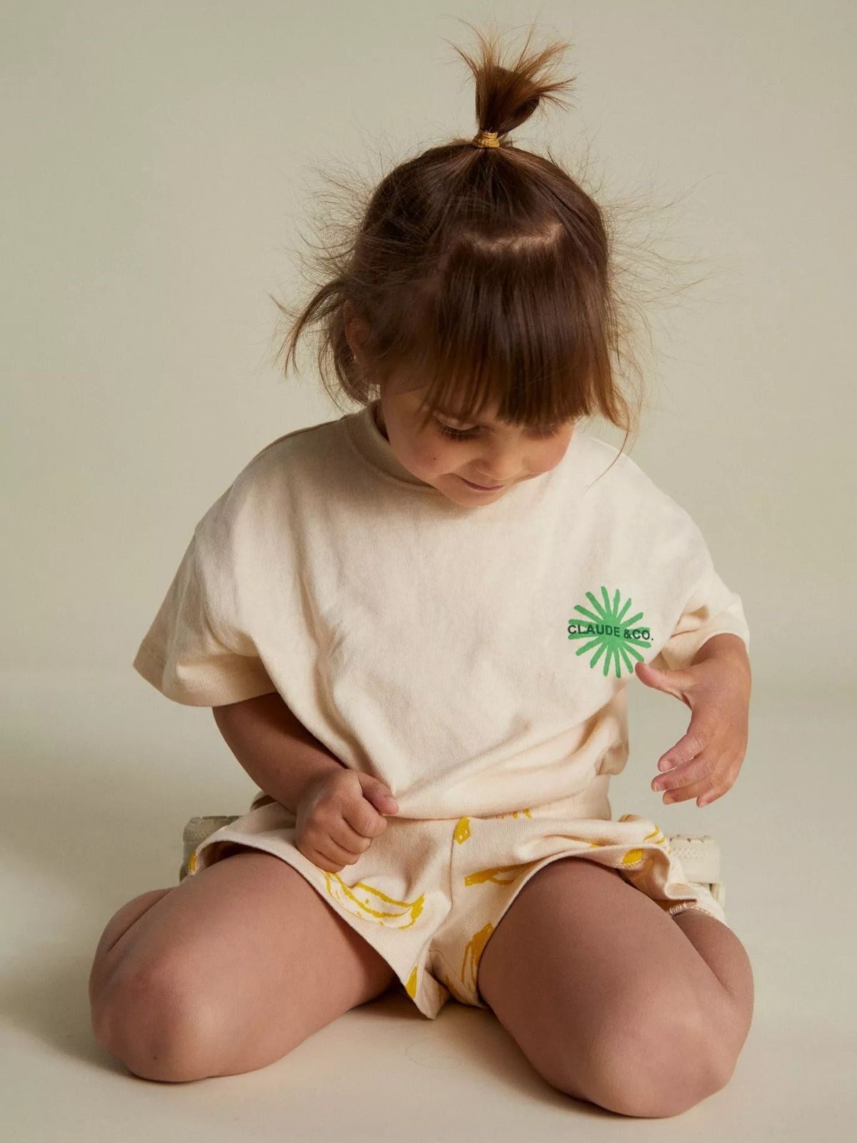 Kız Çocuk Pamuklu Ekru Muz Desenli T-Shirt ve Şort Takım