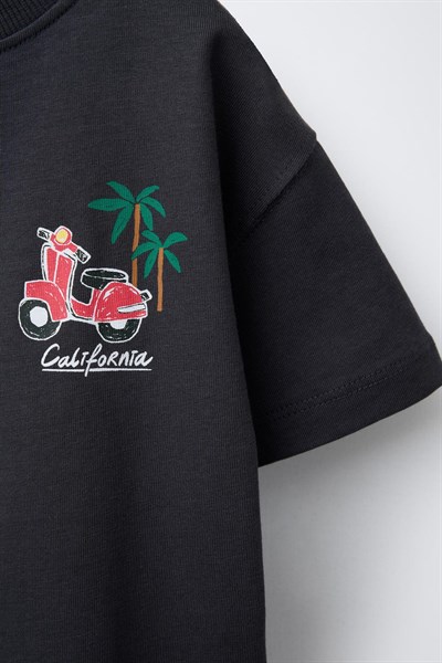 Erkek Çocuk Pamuklu Siyah California Baskılı T-Shirt ve Çizgili Şort Takım