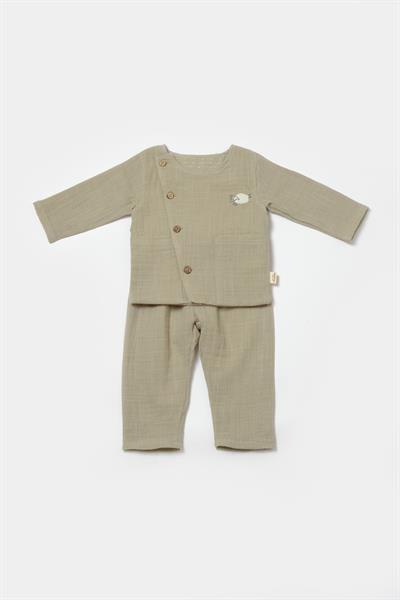 Bebek Pamuklu Bej Kuzu Nakışlı Müslin Takım – Düğmeli Üst ve Pantolon