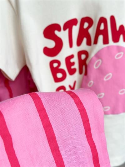 Kız Çocuk Pamuklu Ekru Çilek Desenli T-shirt ve Pembe Çizgili Bermuda Takım - Strawberry Sloganlı