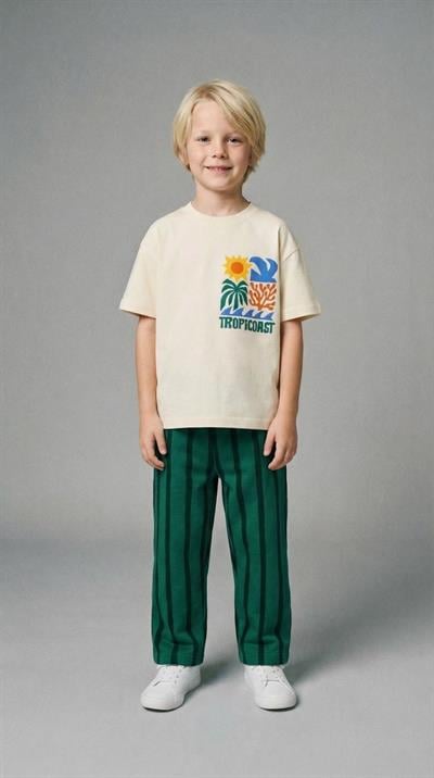 Çocuk Pamuklu Bej Baskılı T-Shirt ve Yeşil Çizgili Eşofman Takım