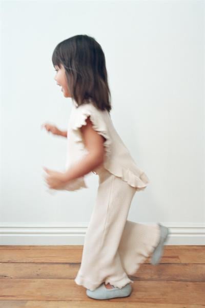 Kız Çocuk Ekru Fırfır Detaylı İpek Gofre Takım – Şık ve Konforlu