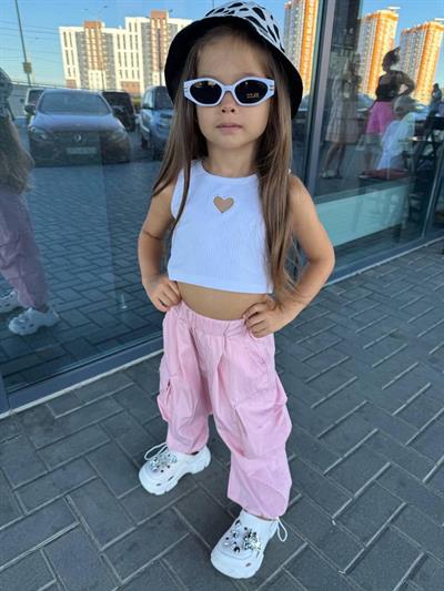 Kız Çocuk Pamuklu Pembe Cepli Kargo Pantolonlu Takım - Kalp Detaylı Crop Atlet