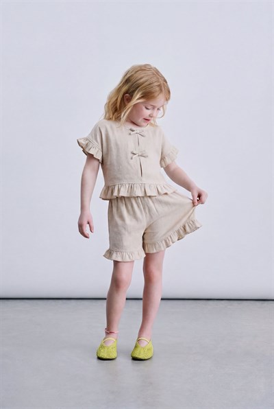 Kız Çocuk Pamuklu Taş Renk Kurdele Detaylı Fırfırlı Bluz Şort Takım