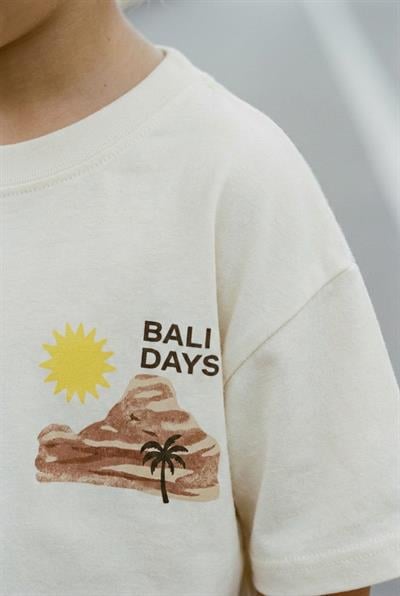 Erkek Çocuk Pamuklu Ekru Bali Days Baskılı T-Shirt ve Palmiye Desenli Şort Takım