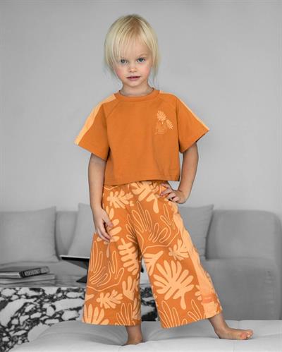 Kız Çocuk Pamuklu Turuncu El Baskı Desenli Takım - Kısa Kollu Crop T-shirt ve Geniş Paça Pantolon