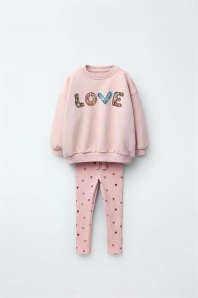 Kız Çocuk Pamuklu Pembe LOVE Nakışlı Sweatshirt ve Kalpli Tayt Takım – 2li Rahat Günlük Set