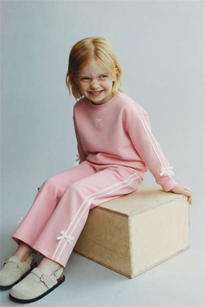 Kız Çocuk Pamuklu Pembe Fiyonk Detaylı Sweatshirt ve Şeritli Eşofman Takım