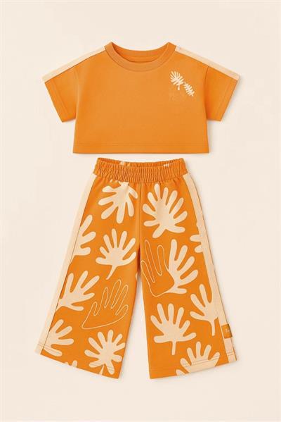 Kız Çocuk Pamuklu Turuncu El Baskı Desenli Takım - Kısa Kollu Crop T-shirt ve Geniş Paça Pantolon
