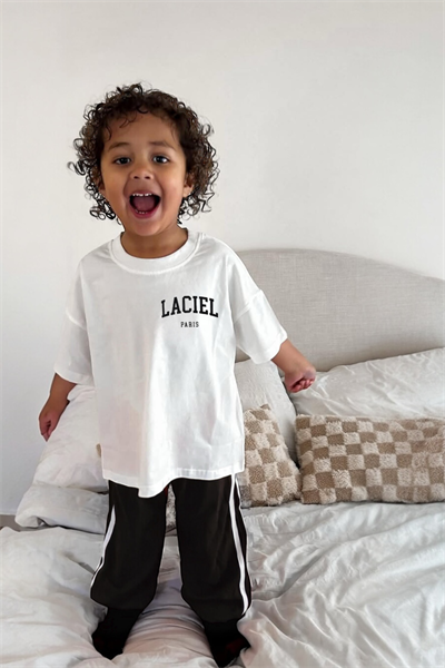 Erkek Çocuk Oversize Tişört ve Çizgili Eşofman Takımı – 2li Set, Rahat ve Spor