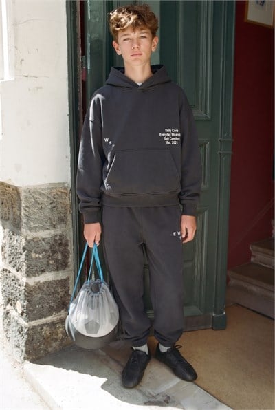 Çocuk Pamuklu Daily Core Baskılı Siyah Kapüşonlu Sweatshirt ve Eşofman Altı Takımı
