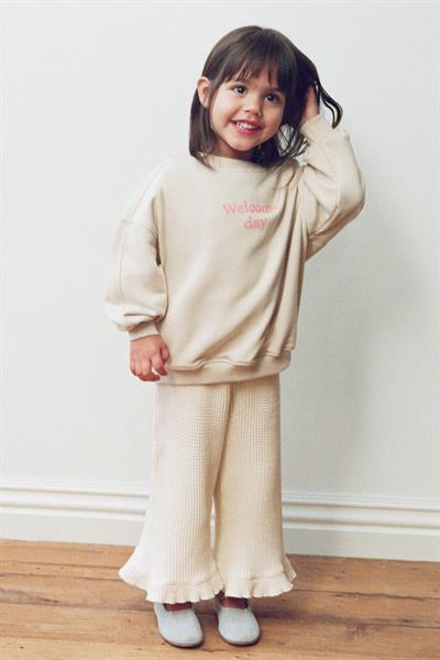 Kız Çocuk Pamuklu Krem Welcome Day Sweatshirt ve Fırfır Paça Pantolon Takım - Rahat Günlük Stil