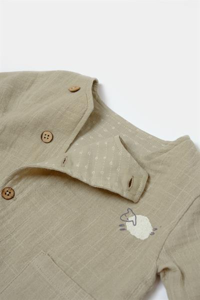 Bebek Pamuklu Bej Kuzu Nakışlı Müslin Takım – Düğmeli Üst ve Pantolon