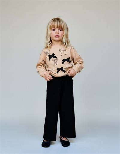 Kız Çocuk Pamuklu Bej Fiyonk Desenli Sweatshirt ve Siyah Pantolon Takım – Şık ve Rahat Kombin