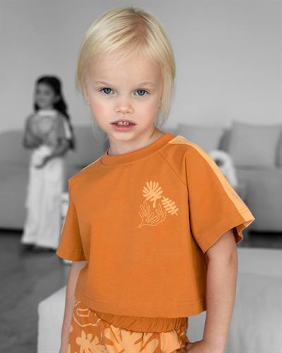 Kız Çocuk Pamuklu Turuncu El Baskı Desenli Takım - Kısa Kollu Crop T-shirt ve Geniş Paça Pantolon