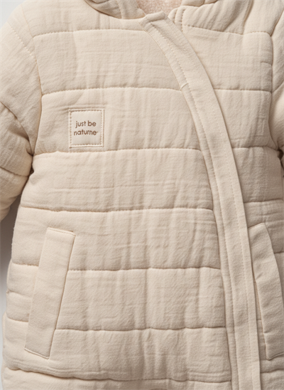 Unisex Bebek Krem Kapitone Kapüşonlu Tulum – Fermuarlı, Cepli ve Dolgulu Model