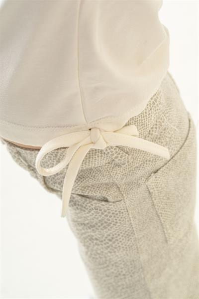 Kız Çocuk Pamuklu Ekru Yazılı Bağcıklı T-shirt ve Desenli Bol Paça Pantolon Takım