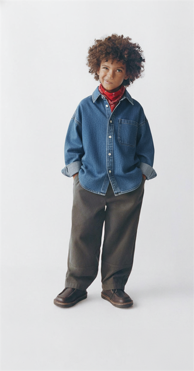 Unisex Çocuk Pamuklu Mavi Oversize Denim Gömlek – Rahat Günlük Tarz