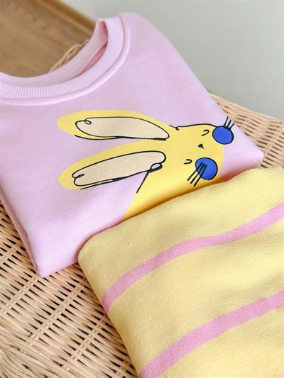 Kız Çocuk Pamuklu Pembe Tavşan Baskılı Sweatshirt Takım - Sarı Çizgili Pantolonlu