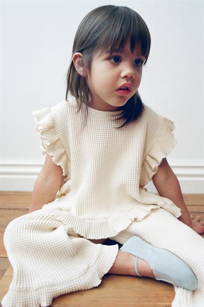 Kız Çocuk Ekru Fırfır Detaylı İpek Gofre Takım – Şık ve Konforlu