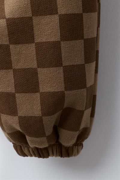 Erkek Çocuk Pamuklu Kahverengi Checkered Desenli Eşofman Takımı - New Heights Yazı Detaylı