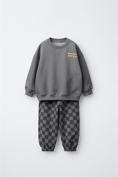 Erkek Çocuk Pamuklu Füme Checkered Desenli Eşofman Takımı - New Heights Yazı Detaylı