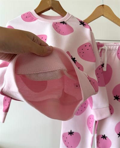 Kız Çocuk Çilek Desenli Pembe Sweatshirt ve Eşofman Takımı